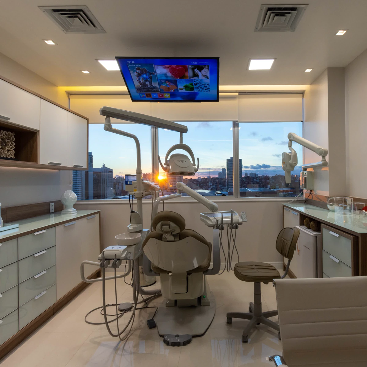 Consultório odontológico com vista urbana e iluminação quente